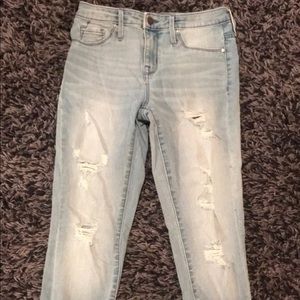 Light wash destroyed skinny jeans